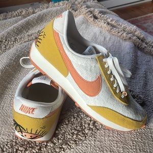 NIKE SUN CLUB running shoes. Size 7.5 women’s. Colour- Hot Curry.